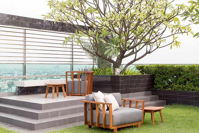 Toit terrasse aménagé avec des plantes et mobilier
