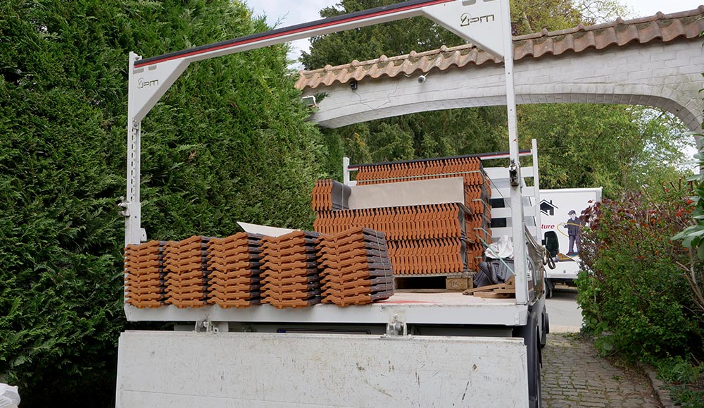 Tuiles entreposées dans une camionnette pour des travaux de toiture